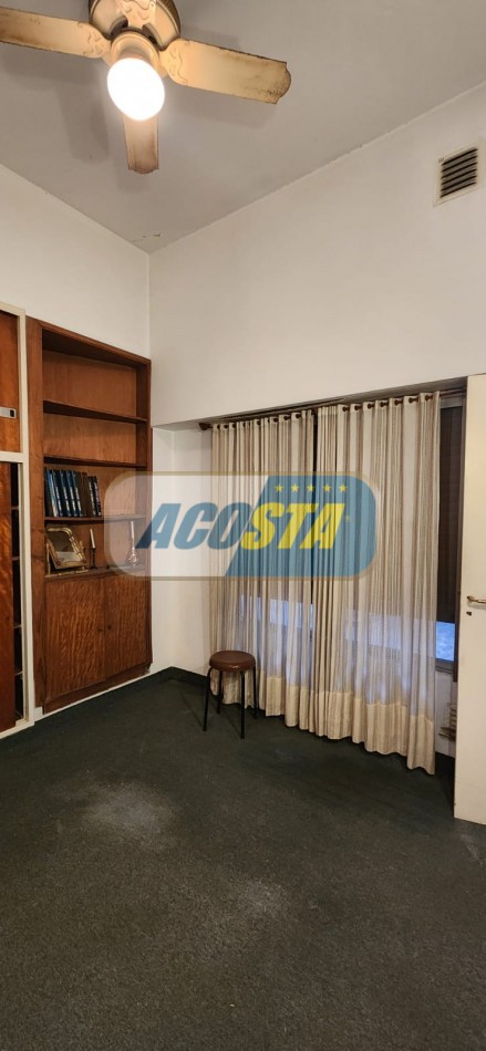  CASA EN BARRIO NAON DE 5 AMB. SOBRE AV. E. CASTRO, CENTRO COMERCIAL, POLO GASTRONOMICO . NUEVO VALOR!!