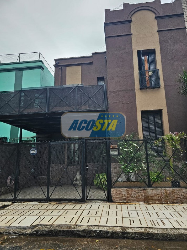 CASA 3 AMB, FRENTE A PARQUE, BARRIO MIL CASITAS REFORMADA.