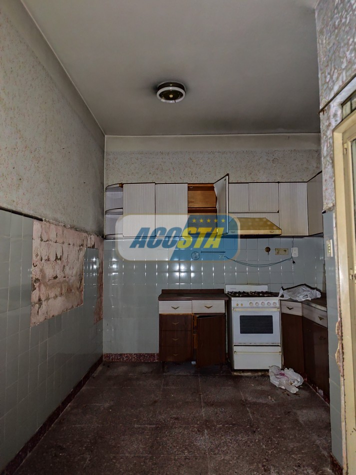 CASA 3 AMBIENTES CON GARAJE Y PATIO, PARA REFACCIONAR O CONSTRUIR