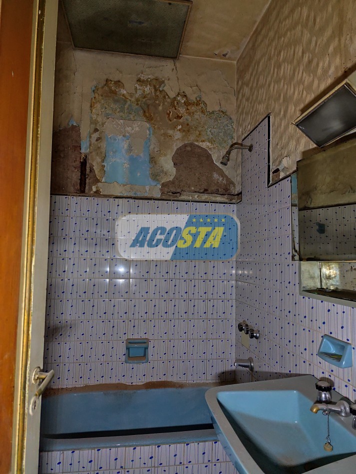 CASA 3 AMBIENTES CON GARAJE Y PATIO, PARA REFACCIONAR O CONSTRUIR