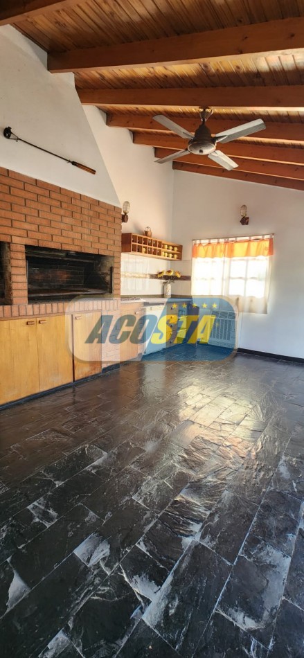  CASA EN BARRIO NAON DE 5 AMB. SOBRE AV. E. CASTRO, CENTRO COMERCIAL, POLO GASTRONOMICO . NUEVO VALOR!!