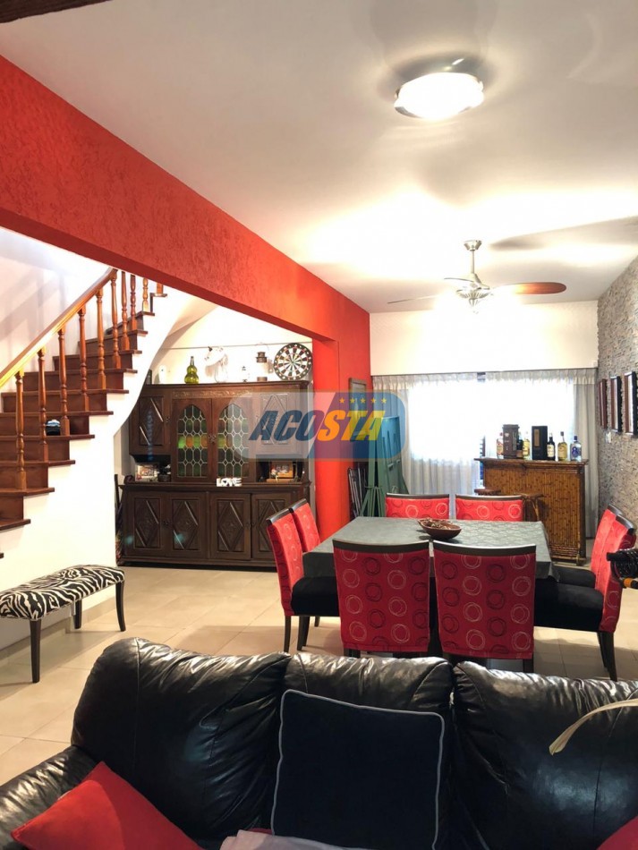 EXCELENTE CASA DE 5 AMBIENTES CON FONDO Y PISCINA
