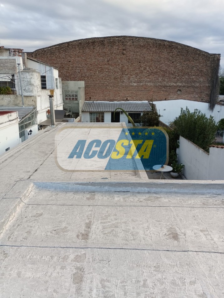 RETASADA!! HERMOSA CASA DE 3 AMB. CON GARAJE Y FONDO LIBRE, MTS DE AV E CASTRO.