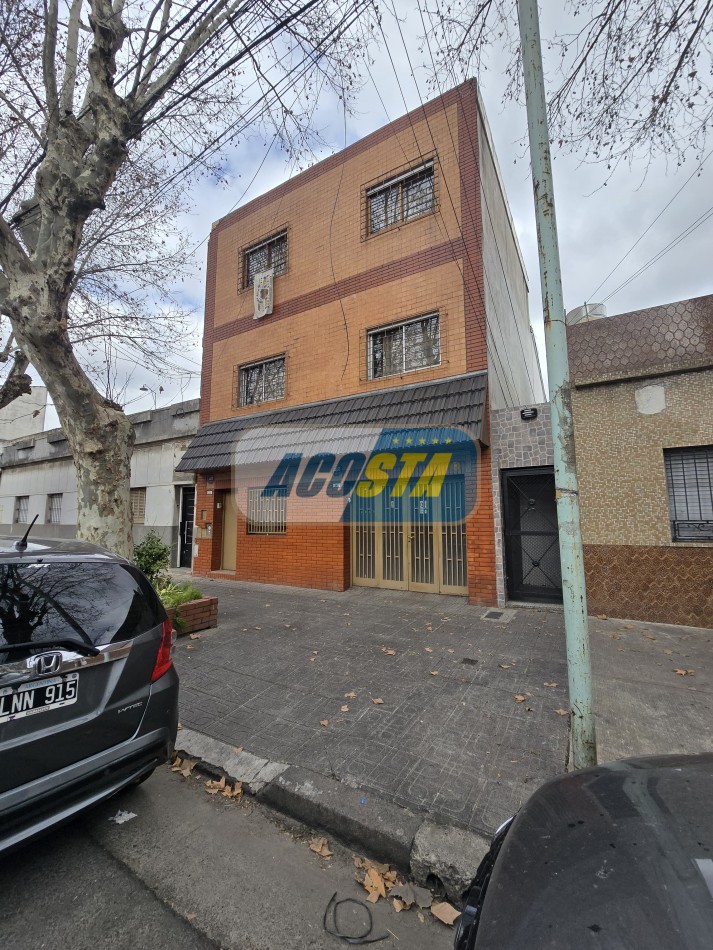 PH de 5 ambientes al frente con entrada independiente + taller/deposito 