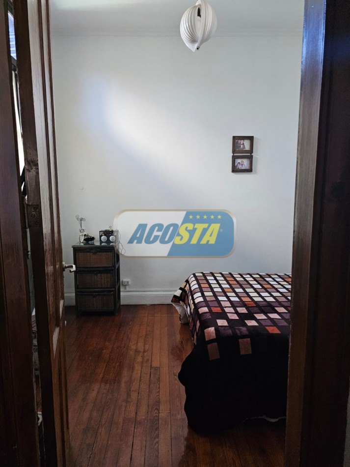 CASA 3 AMB, FRENTE A PARQUE, BARRIO MIL CASITAS REFORMADA.