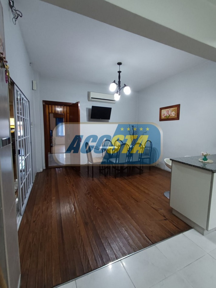 RETASADA!! HERMOSA CASA DE 3 AMB. CON GARAJE Y FONDO LIBRE, MTS DE AV E CASTRO.