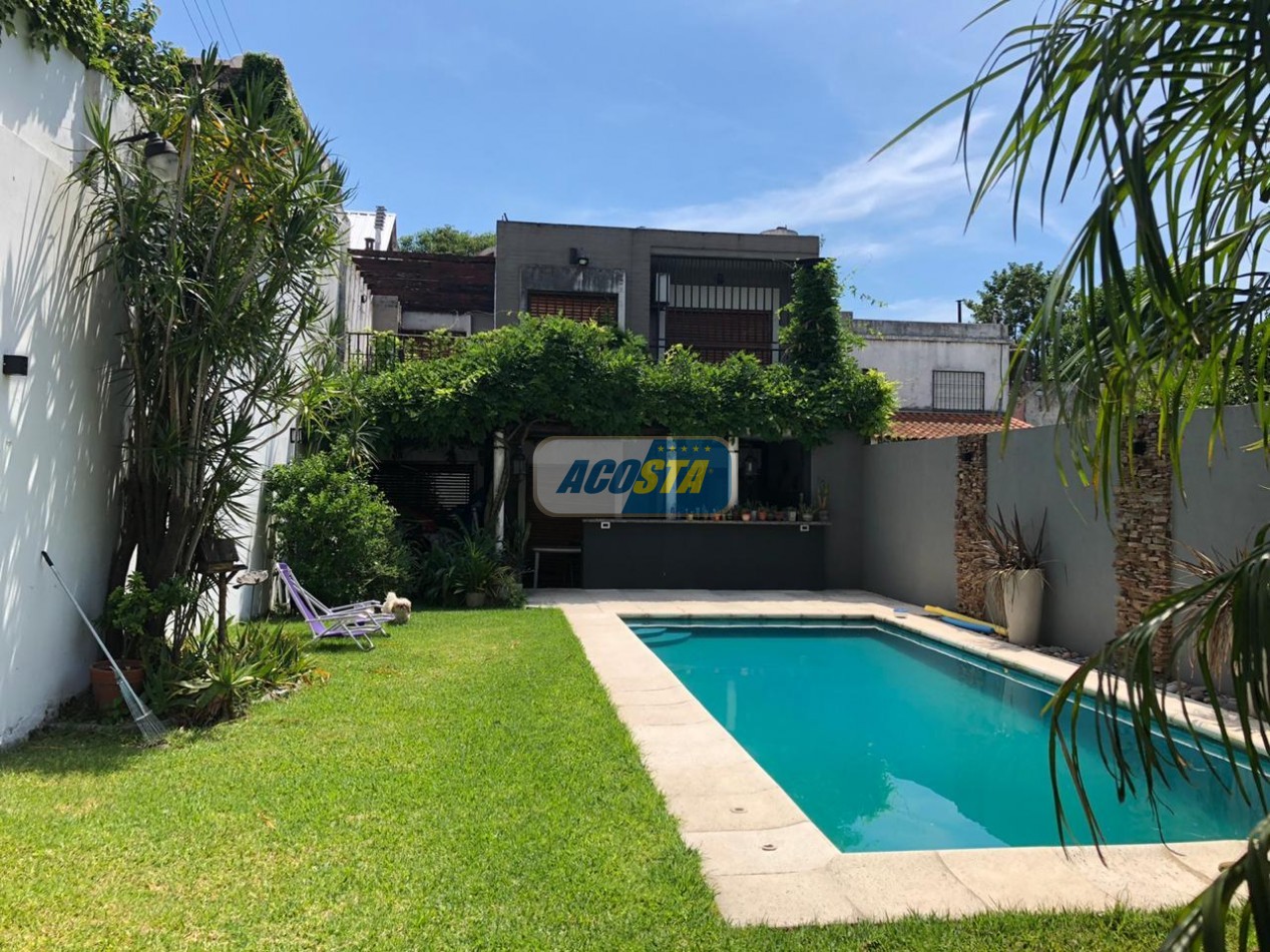 EXCELENTE CASA DE 5 AMBIENTES CON FONDO Y PISCINA