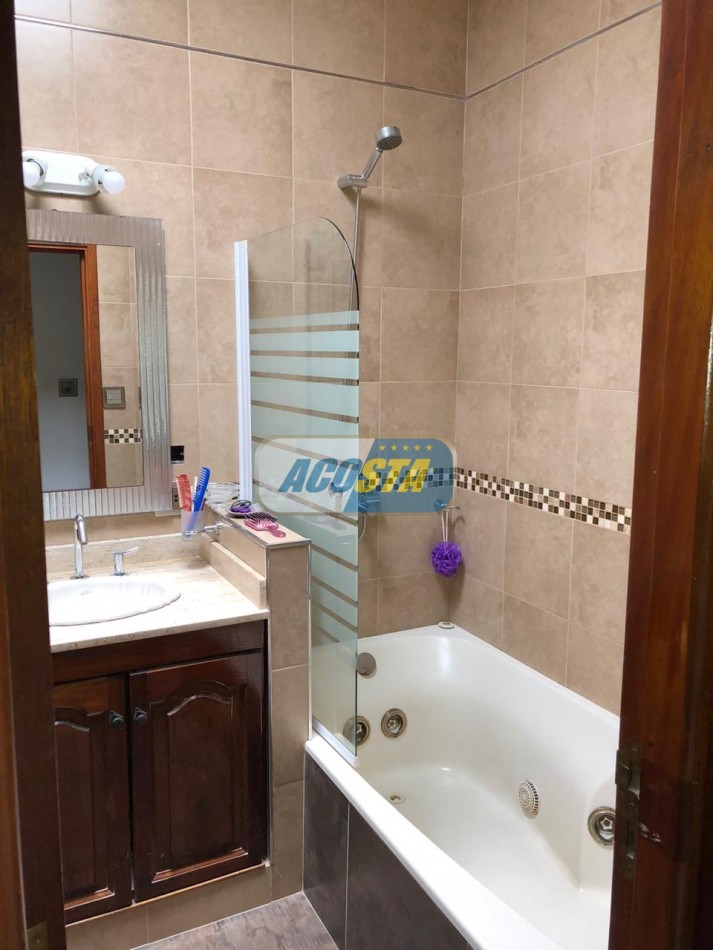 EXCELENTE CASA DE 5 AMBIENTES CON FONDO Y PISCINA
