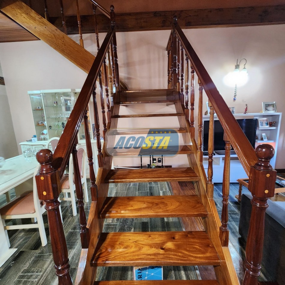 CHALET 5 AMB EN BARRIO NAON EXCELENTE ESTADO, CON GARAJE Y FONDO CUBIERTO