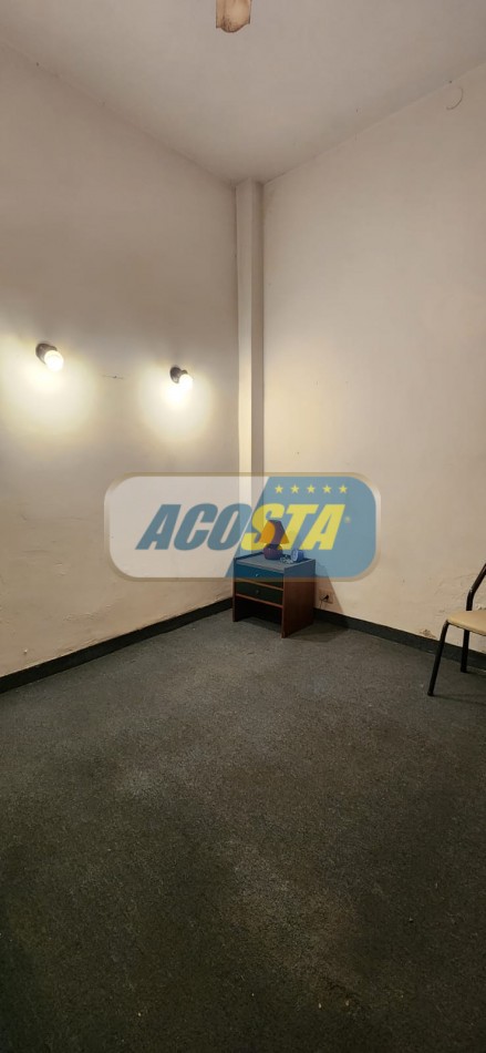  CASA EN BARRIO NAON DE 5 AMB. SOBRE AV. E. CASTRO, CENTRO COMERCIAL, POLO GASTRONOMICO . NUEVO VALOR!!
