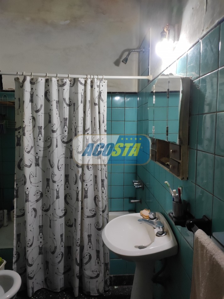 CASA 4 AMBIENTES A RECICLAR CON GARAJE, PATIO Y TERRAZA