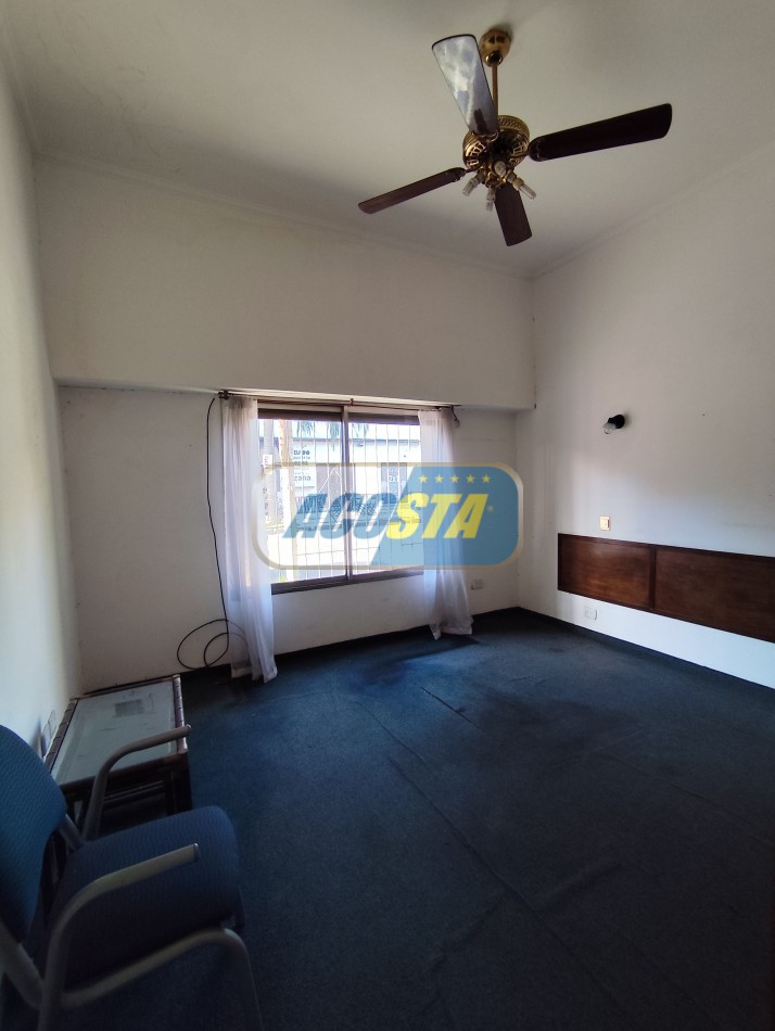  CASA EN BARRIO NAON DE 5 AMB. SOBRE AV. E. CASTRO, CENTRO COMERCIAL, POLO GASTRONOMICO . NUEVO VALOR!!