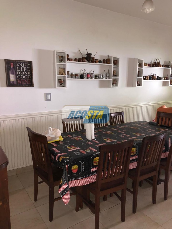 EXCELENTE CASA DE 5 AMBIENTES CON FONDO Y PISCINA