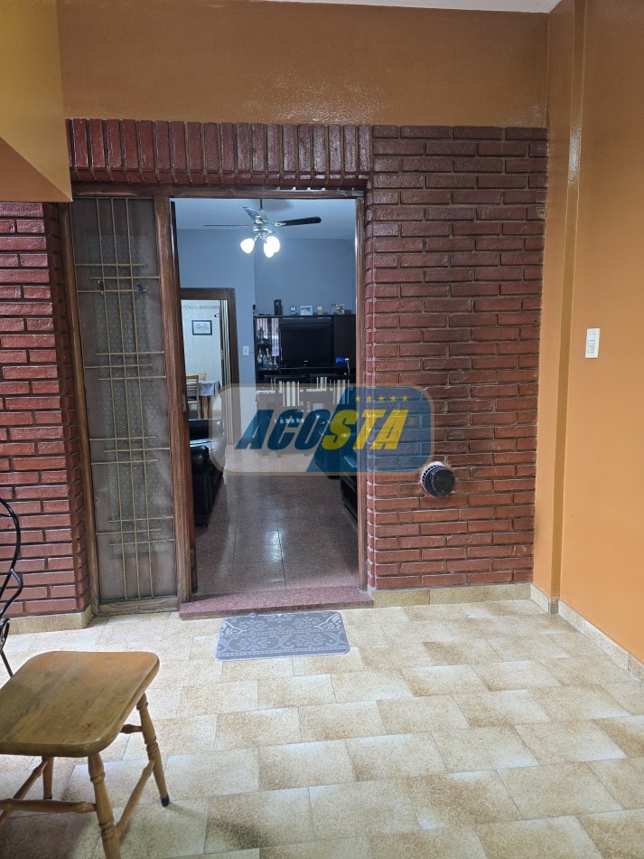 PH de 5 ambientes al frente con entrada independiente + taller/deposito 