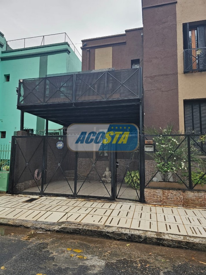 CASA 3 AMB, FRENTE A PARQUE, BARRIO MIL CASITAS REFORMADA.