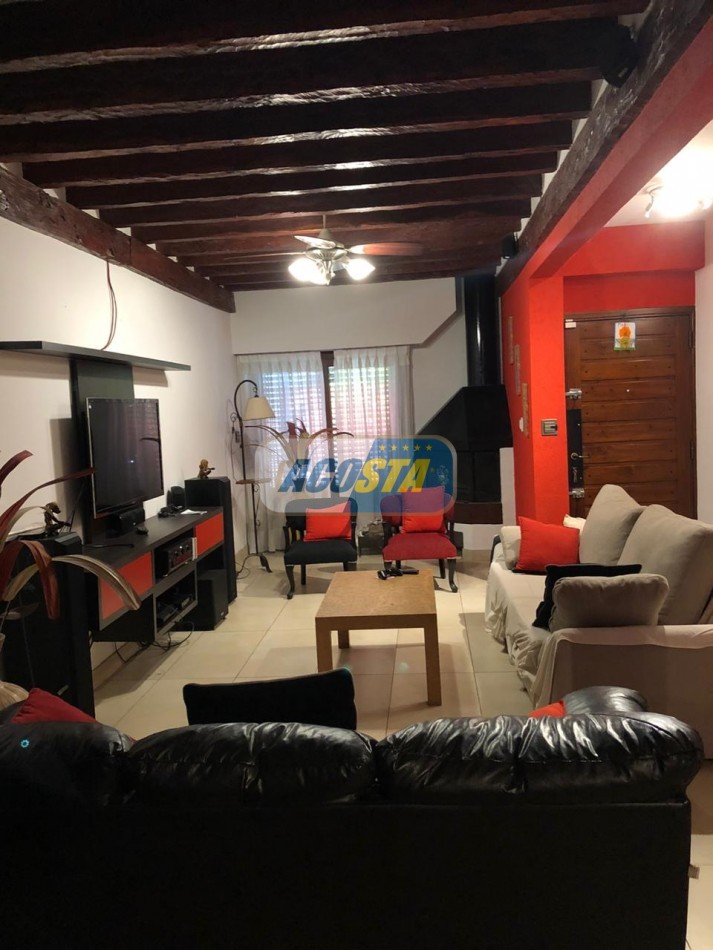 EXCELENTE CASA DE 5 AMBIENTES CON FONDO Y PISCINA