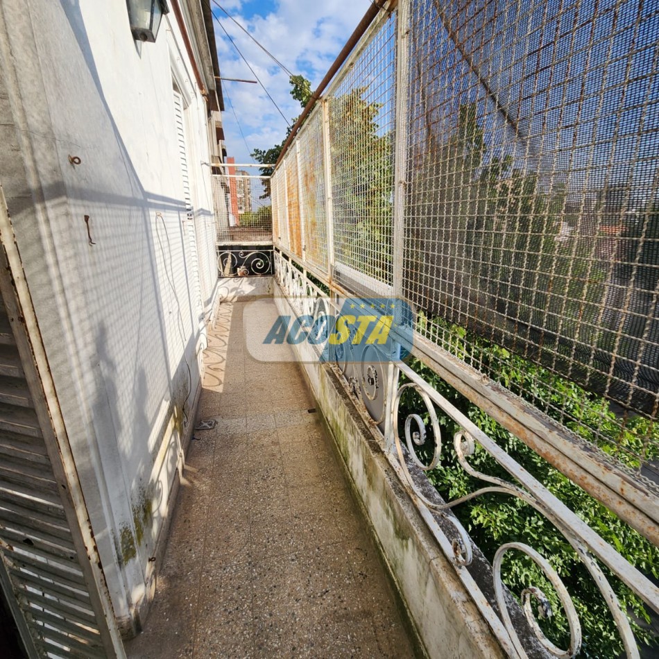 ALQUILER DTO. 2 AMBIENTES, AMPLIO CON BALCON A LA CALLE