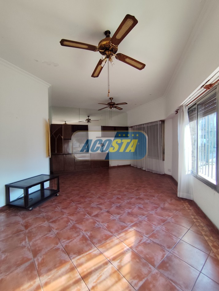  CASA EN BARRIO NAON DE 5 AMB. SOBRE AV. E. CASTRO, CENTRO COMERCIAL, POLO GASTRONOMICO . NUEVO VALOR!!