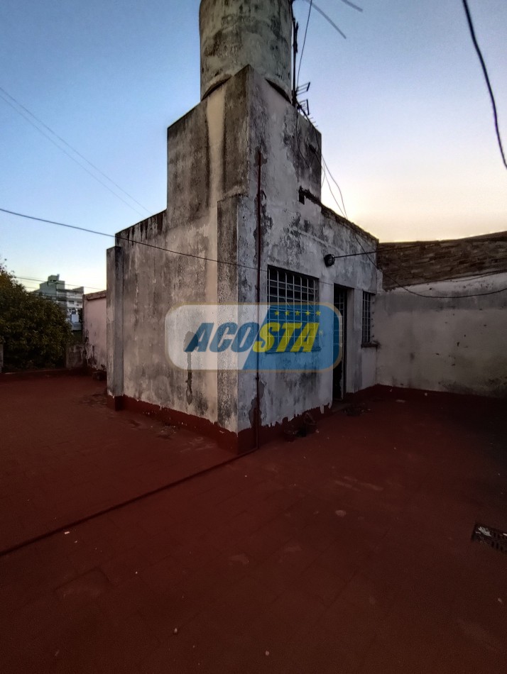 CASA 3 AMBIENTES CON GARAJE Y PATIO, PARA REFACCIONAR O CONSTRUIR