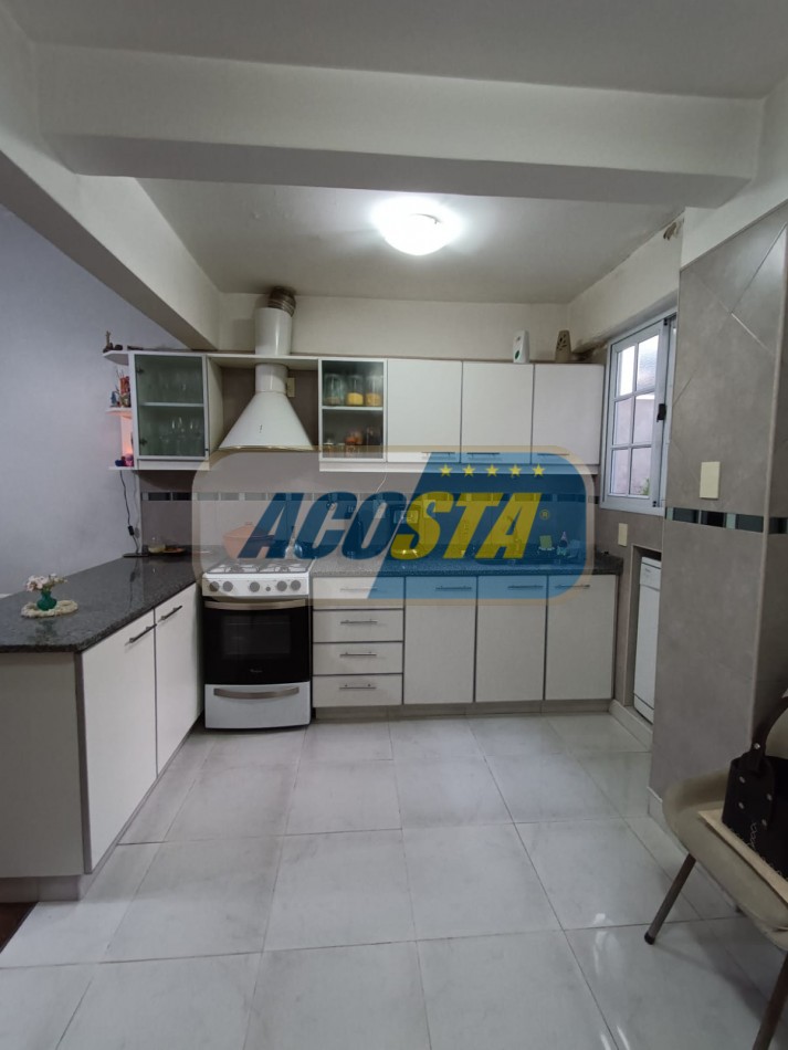 RETASADA!! HERMOSA CASA DE 3 AMB. CON GARAJE Y FONDO LIBRE, MTS DE AV E CASTRO.