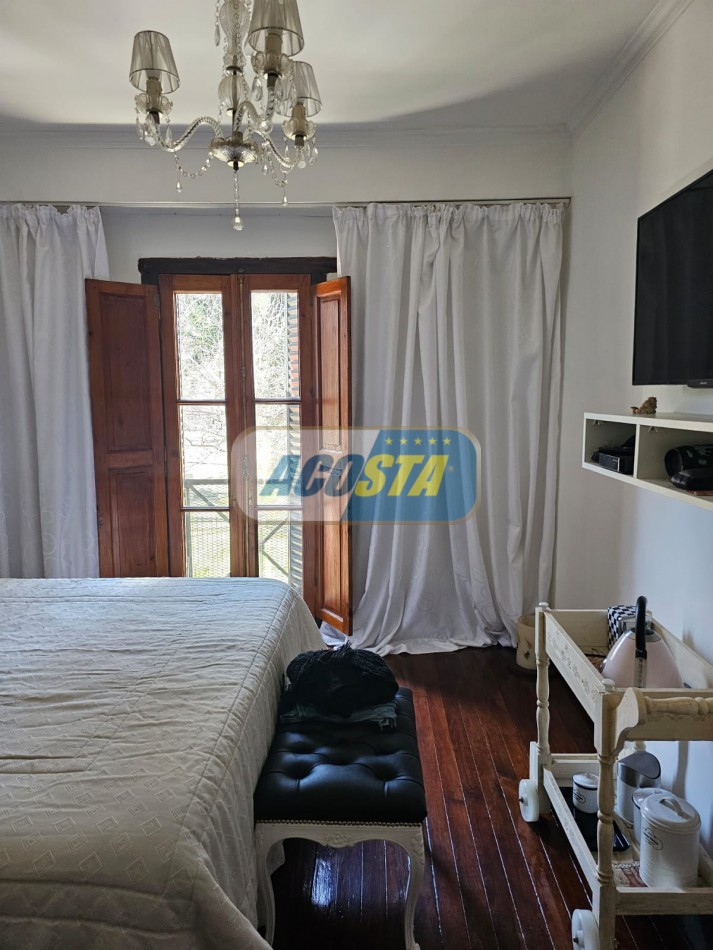 CASA 3 AMB, FRENTE A PARQUE, BARRIO MIL CASITAS REFORMADA.