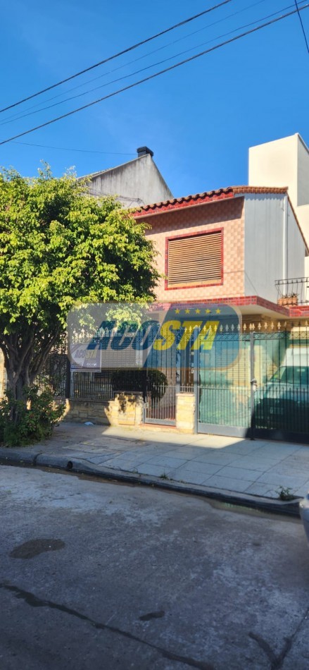CASA 3 AMBIENTES EN BARRIO NAON, CON FONDO Y GARAGE