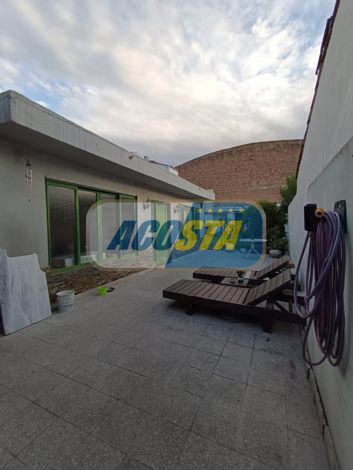RETASADA!! HERMOSA CASA DE 3 AMB. CON GARAJE Y FONDO LIBRE, MTS DE AV E CASTRO.
