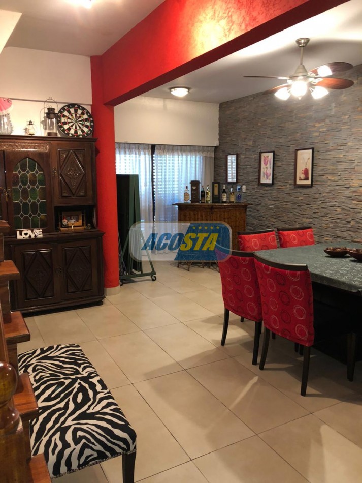 EXCELENTE CASA DE 5 AMBIENTES CON FONDO Y PISCINA