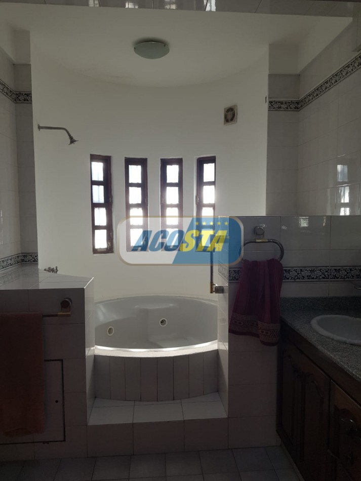 EXCELENTE CASA DE 5 AMBIENTES CON FONDO Y PISCINA