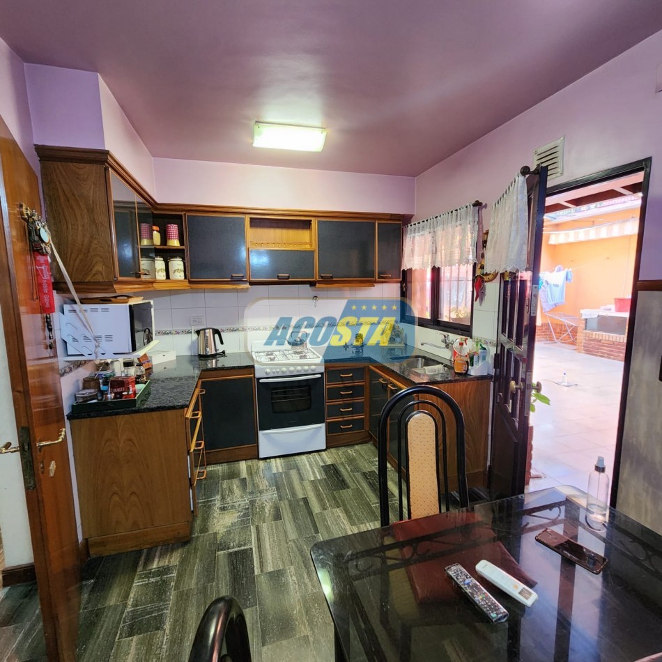 CHALET 5 AMB EN BARRIO NAON EXCELENTE ESTADO, CON GARAJE Y FONDO CUBIERTO