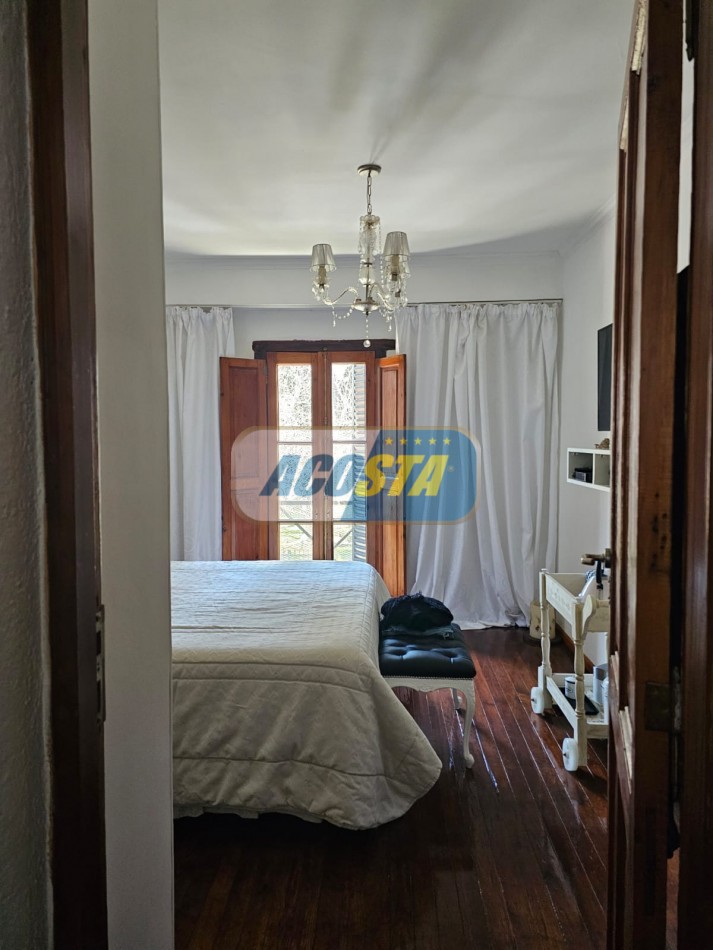 CASA 3 AMB, FRENTE A PARQUE, BARRIO MIL CASITAS REFORMADA.