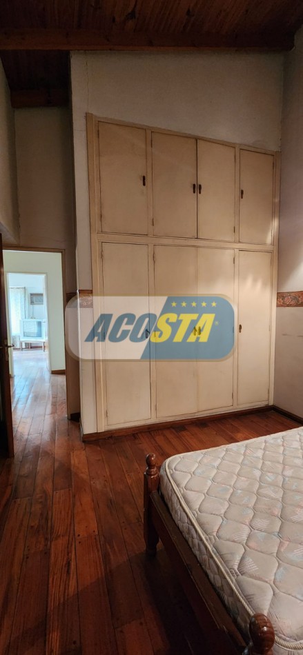  CASA EN BARRIO NAON DE 5 AMB. SOBRE AV. E. CASTRO, CENTRO COMERCIAL, POLO GASTRONOMICO . NUEVO VALOR!!