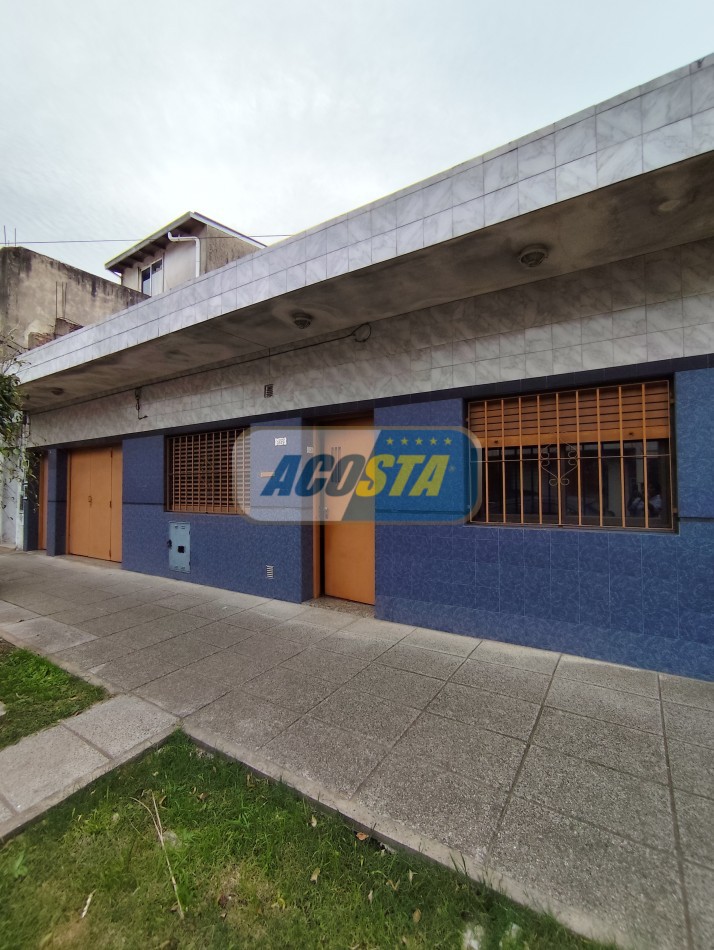 ALQUILER CASA 3 AMBIENTES CON GARAJE Y JARDIN