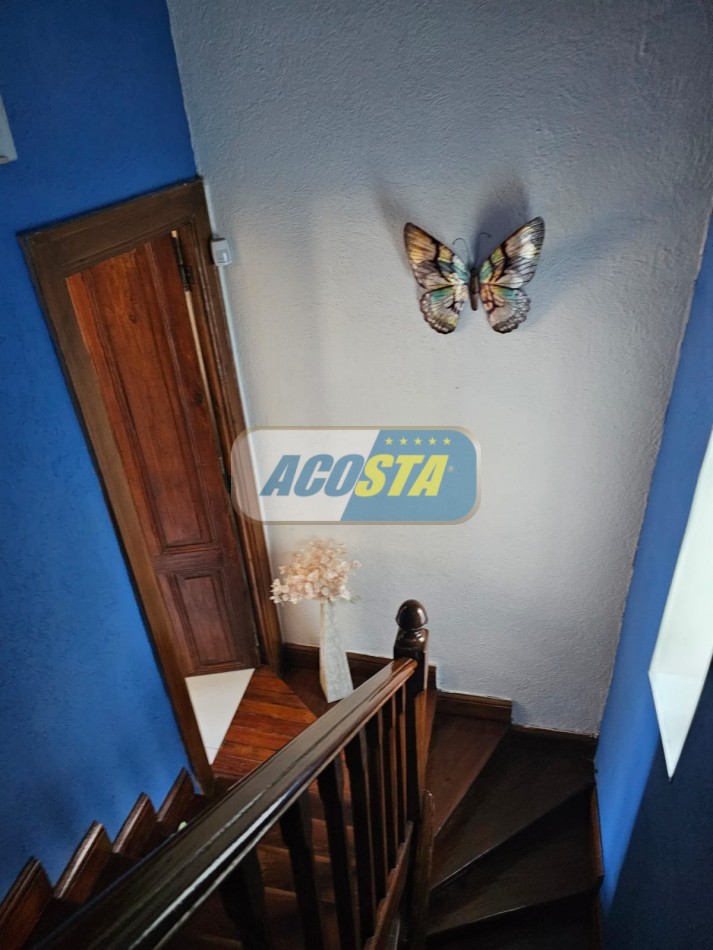 CASA 3 AMB, FRENTE A PARQUE, BARRIO MIL CASITAS REFORMADA.