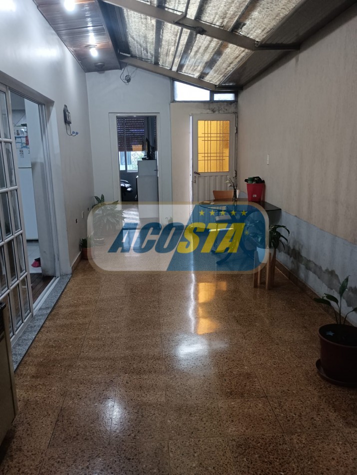 RETASADA!! HERMOSA CASA DE 3 AMB. CON GARAJE Y FONDO LIBRE, MTS DE AV E CASTRO.