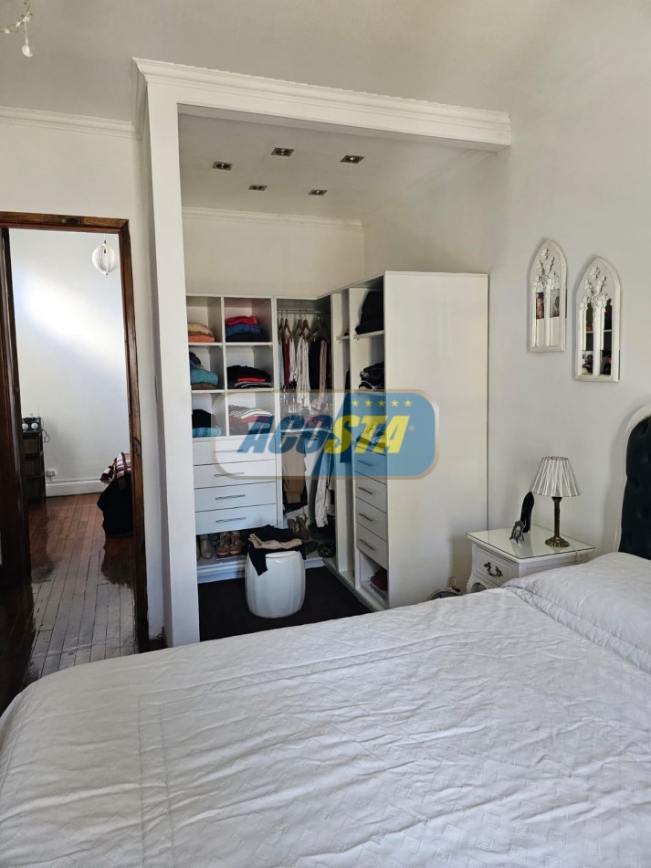 CASA 3 AMB, FRENTE A PARQUE, BARRIO MIL CASITAS REFORMADA.