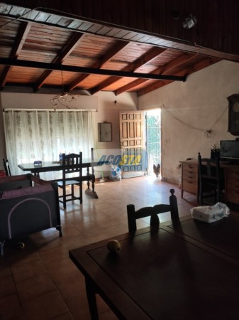 CASA DE 2 AMBIENTES CON FONDO LIBRE Y PILETA, IDEAL COSNTRUCTOR.