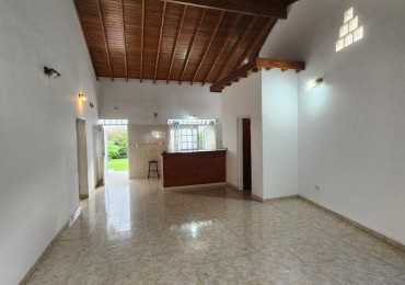 HERMOSA CASA, EN BARRIO UNO EZEIZA, 3 AMBIENTES CON GARAJE Y FONDO LIBRE