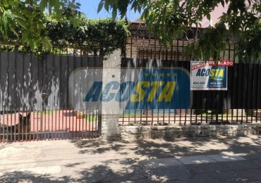 CASA DE 2 AMBIENTES CON FONDO LIBRE Y PILETA, IDEAL COSNTRUCTOR.