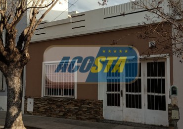 RETASADA!! HERMOSA CASA DE 3 AMB. CON GARAJE Y FONDO LIBRE, MTS DE AV E CASTRO.
