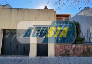 CASA 6 AMBIENTES, CON FONDO LIBRE PARQUIZADO, A MTS. AV. J. B. ALBERDI